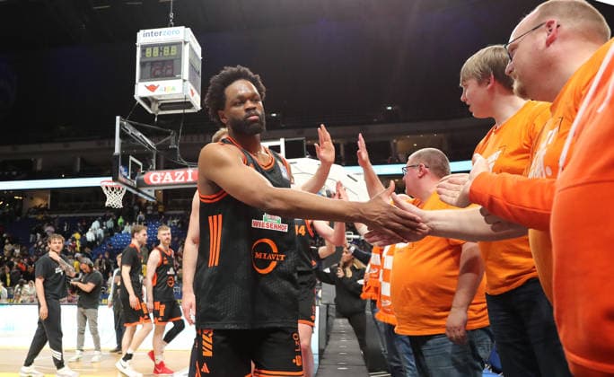 Lloyd Pandi klatscht ab mit Fans Freude Emotion Jubel Basketball BBL Bundesliga Herren Play Off Viertelfinale Saison 2025 2026 17.05.2026 ALBA Berlin vs SC Rasta Vechta