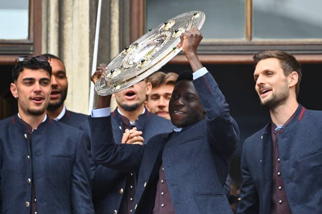 Bara Sapoko NDIAYE (FCB) mit Schale,Meisterschale,Pokal,Cup,Trophaee. Meisterfeier FC Bayern Muenchen auf dem Rathausbalkon auf dem Marienplatz in Muenchen am 17.05.2026. Fussball 1. Bundesliga Saison 2025 2026, 34.Spieltag, *** Bara Sapoko NDIAYE FCB with bowl,Meisterschale,Pokal,Cup,Trophaee Meisterfeier FC Bayern Muenchen auf dem Rathausbalkon auf dem Marienplatz in Muenchen am 17 05 2026 Fußball 1 Bundesliga Saison 2025 2026, 34 Spieltag,