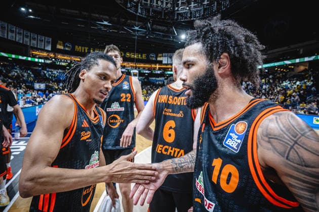 Basketball Berlin 17.05.2026 Saison 2025 2026 EasyCredit BBL 1. Bundesliga Männer, Herren Playoffs Viertelfinale Spiel 1 Alba Berlin - RASTA Vechta Alonzo Verge (Vechta, No.11) Tevin Brown (Vechta, No.10) Jubel