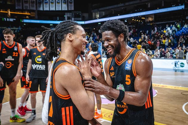 Basketball Berlin 17.05.2026 Saison 2025 2026 EasyCredit BBL 1. Bundesliga Männer, Herren Playoffs Viertelfinale Spiel 1 Alba Berlin - RASTA Vechta Alonzo Verge (Vechta, No.11) TJ Bamba (Vechta, No.05) Jubel