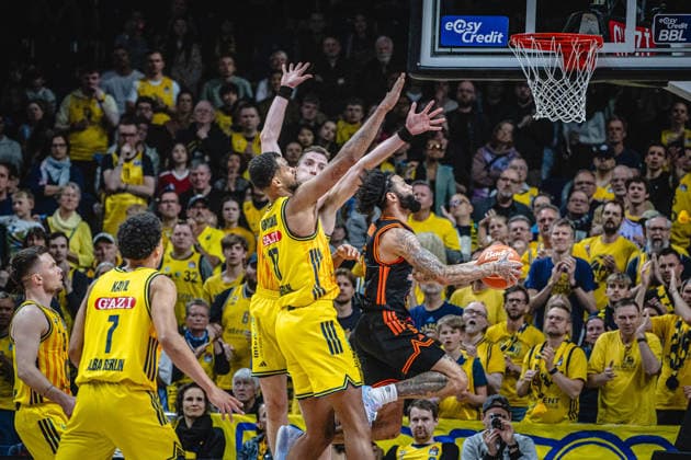 Basketball Berlin 17.05.2026 Saison 2025 2026 EasyCredit BBL 1. Bundesliga Männer, Herren Playoffs Viertelfinale Spiel 1 Alba Berlin - RASTA Vechta Tevin Brown (Vechta, No.10) Norris Agbakoko (Alba Berlin, No.17)