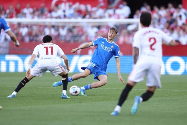 ESP: LaLiga EA Sports Sevilla FC v Real Madrid; Dean Huijsen of Real Madrid shields the ball from Ruben Vargas Martinez of Sevilla during LaLiga EA Sports, between Sevilla FC v Real Madrid played at Ramon Sanchez-Pizjuan Stadium, Sevilla on May 17th, 2026 in Spain; Sevilla Spain Futbol Copyright: xRafaelxRomanx xAgenciaxLOFx
