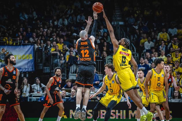 Basketball Berlin 17.05.2026 Saison 2025 2026 EasyCredit BBL 1. Bundesliga Männer, Herren Playoffs Viertelfinale Spiel 1 Alba Berlin - RASTA Vechta Tommy Kuhse (Vechta, No.12) J wan Roberts (Alba Berlin, No.13)