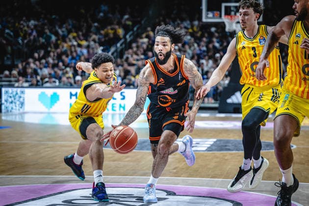 Basketball Berlin 17.05.2026 Saison 2025 2026 EasyCredit BBL 1. Bundesliga Männer, Herren Playoffs Viertelfinale Spiel 1 Alba Berlin - RASTA Vechta Tevin Brown (Vechta, No.10) Jack Kayil (Alba Berlin, No.07)