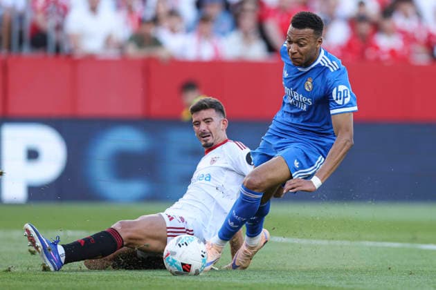 ESP: Sevilla FC - Real Madrid. La Liga EA Sports. Date 37 Kylian Mbappe of Real Madrid and Kike Salas of Sevilla FC during the La Liga EA Sports match between Sevilla FC and Real Madrid CF played at Ramon Sanchez Pizjuan Stadium on May 17, 2026 in Sevilla, Spain. kpng Copyright: xAntonioxPozox xPRESSINPHOTOx AP_260517_SEV_RMA_2526_037