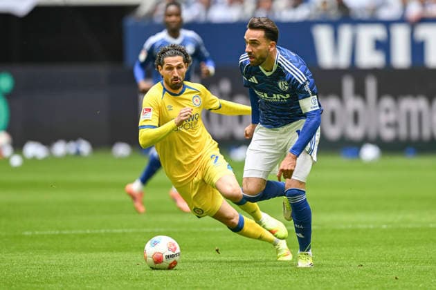 v. li. im Zweikampf Fabio Kaufmann (Braunschweig 7) Kenan Karaman (Schalke 19) 17.05.2026 ¢ Fussball ¢ FC Schalke 04 vs Eintracht Braunschweig, Veltins-Arena, Gelsenkirchen, DFB DFL REGULATIONS PROHIBIT ANY USE OF PHOTOGRAPHS AS IMAGE SEQUENCES AND OR QUASI-VIDEO