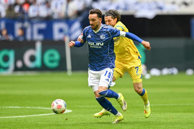 v. li. im Zweikampf Kenan Karaman (Schalke 19) Fabio Kaufmann (Braunschweig 7) 17.05.2026 ¢ Fussball ¢ FC Schalke 04 vs Eintracht Braunschweig, Veltins-Arena, Gelsenkirchen, DFB DFL REGULATIONS PROHIBIT ANY USE OF PHOTOGRAPHS AS IMAGE SEQUENCES AND OR QUASI-VIDEO