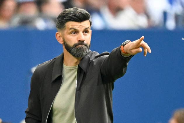Miron Muslic (Schalke) Gestik Geste gestikuliert 17.05.2026 ¢ Fussball ¢ FC Schalke 04 vs Eintracht Braunschweig, Veltins-Arena, Gelsenkirchen, DFB DFL REGULATIONS PROHIBIT ANY USE OF PHOTOGRAPHS AS IMAGE SEQUENCES AND OR QUASI-VIDEO