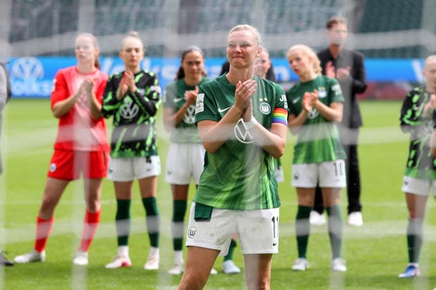 VfL vs. Nürnberg, BL Frauen Wolfsburg, 17.05.2026, Fußball, Frauen, Google Pixel Bundesliga, Saison 2025 2026, VfL Wolfsburg vs 1. FC Nürnberg: Alexandra Popp (VfL Wolfsburg) bedankt sich bei den Fans. AOK Stadion Niedersachsen Deutschland