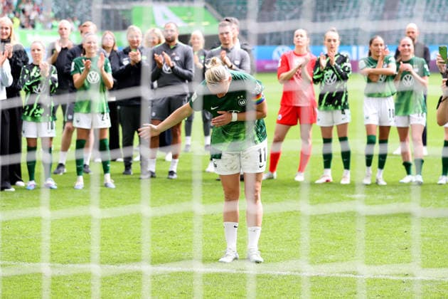 VfL vs. Nürnberg, BL Frauen Wolfsburg, 17.05.2026, Fußball, Frauen, Google Pixel Bundesliga, Saison 2025 2026, VfL Wolfsburg vs 1. FC Nürnberg: Alexandra Popp (VfL Wolfsburg) bedankt sich bei den Fans. AOK Stadion Niedersachsen Deutschland