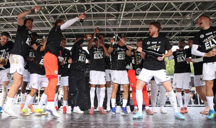 17.05.2026, Fussball, Herren, 2. Bundesliga, Saison 2025 2026, SV 07 Elversberg SC Preußen Münster, Die Mannschaft der SV 07 Elversberg feiert nach dem Abpfiff den Aufstieg in die 1. Bundesliga, Florian Le Joncour (SV 07 Elversberg) verteilt Bierduschen Elversberg Ursapharm-Arena an der Kaiserlinde Saarland Deutschland (DEU) Copyright: xSebastianxBachx