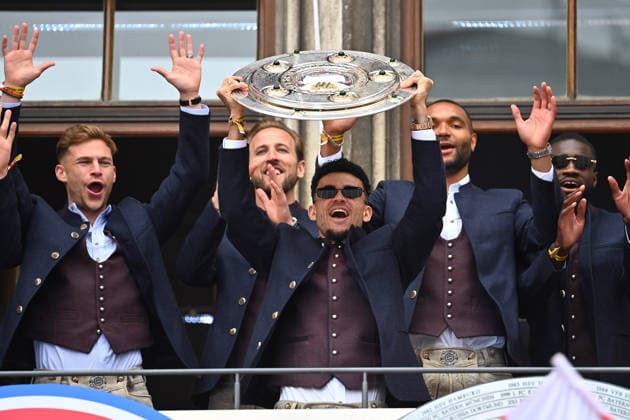 Luis DIAZ (Bayern Muenchen) mit Schale,Meisterschale,Pokal,Cup,Trophaee. li:Joshua KIMMICH (Bayern Muenchen). Meisterfeier FC Bayern Muenchen auf dem Rathausbalkon auf dem Marienplatz in Muenchen am 17.05.2026. Fussball 1. Bundesliga Saison 2025 2026, 34.Spieltag,