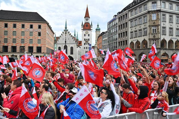 Bayern Fans,Fussballfans auf dem Marienplatz mit Fanschals,Schals und Fahnen,Faehnchen,Flaggen. Meisterfeier FC Bayern Muenchen auf dem Rathausbalkon auf dem Marienplatz in Muenchen am 17.05.2026. Fussball 1. Bundesliga Saison 2025 2026, 34.Spieltag,