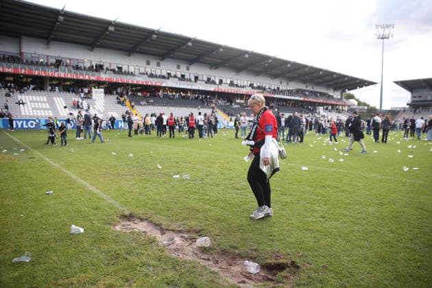 17.05.2026, Fussball, Herren, 2. Bundesliga, Saison 2025 2026, SV 07 Elversberg SC Preußen Münster, Fans der SV 07 Elversberg haben sich Rasenstücke mitgenommen Elversberg Ursapharm-Arena an der Kaiserlinde Saarland Deutschland (DEU) Copyright: xSebastianxBachx