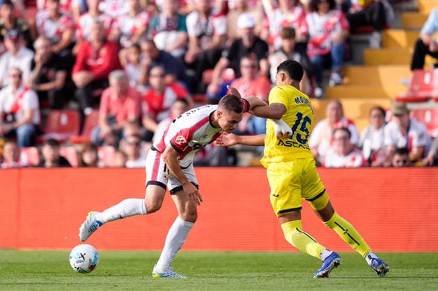 May 17, 2026, Madrid, Madrid, Spain: Jorge de Frutos of Rayo Vallecano and Santiago Mourino of Villarreal CF compete for the ball during the Spanish League, LaLiga EA Sports, football match played between Rayo Vallecano and Villarreal CF at Estadio de Vallecas on May 17, 2026, in Madrid, Spain. Madrid Spain - ZUMAa181 20260517_zaa_a181_221 Copyright: xDennisxAgyemanx