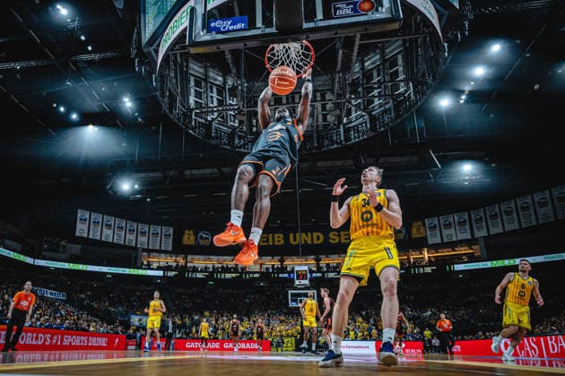 Basketball Berlin 17.05.2026 Saison 2025 2026 EasyCredit BBL 1. Bundesliga Männer, Herren Playoffs Viertelfinale Spiel 1 Alba Berlin - RASTA Vechta TJ Bamba (Vechta, No.05) Justin Bean (Alba Berlin, No.34)