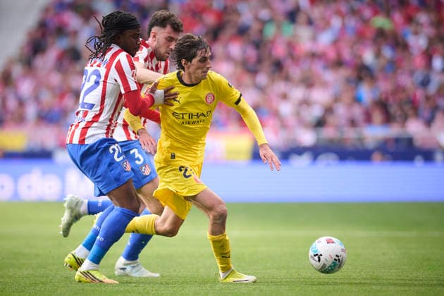 Atletico de Madrid™s Ademola Loookman (l) and Jose Maria Gimenez (c) and Girona FC™s Bryan Ruiz (r) during La Liga match. May 17 2026. (20260517023)