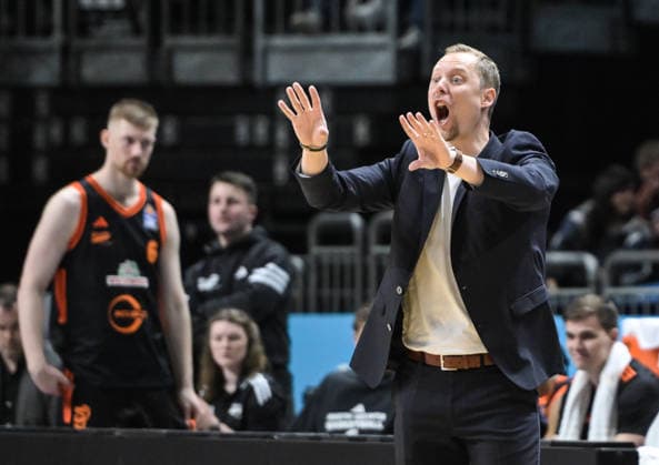 17.05.2026, xlakx, Basketball easyCredit BBL Bundesliga Playoffs, Alba Berlin - SC Rasta Vechta v.l. Christian Held (Rasta Vechta Trainer) gibt Anweisungen, gestikuliert mit den Armen, gesticulate, gives instructions Berlin