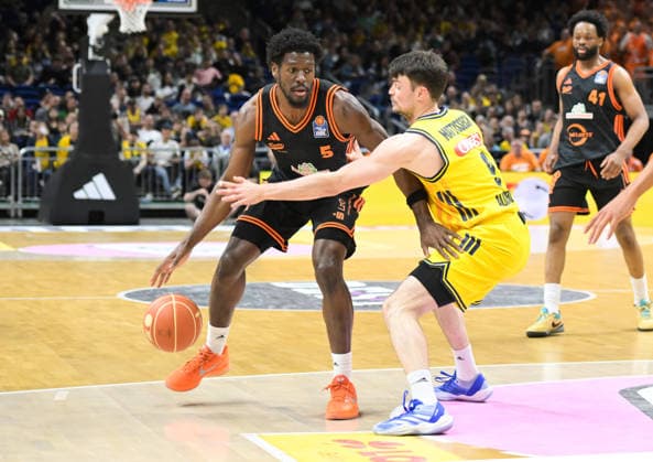 17.05.2026, xlakx, Basketball easyCredit BBL Bundesliga Playoffs, Alba Berlin - SC Rasta Vechta v.l. TJ Bamba (Rasta Vechta), Jonas Mattisseck (Alba Berlin) Zweikampf, Duell, Kampf, tackle Berlin