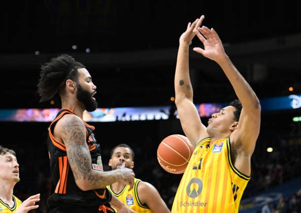 17.05.2026, xlakx, Basketball easyCredit BBL Bundesliga Playoffs, Alba Berlin - SC Rasta Vechta v.l. Tevin Brown (Rasta Vechta), Michael Rataj (Alba Berlin) Zweikampf, Duell, Kampf, tackle Berlin