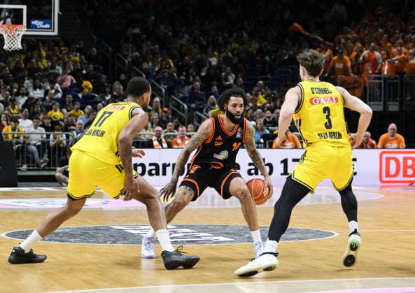 17.05.2026, xlakx, Basketball easyCredit BBL Bundesliga Playoffs, Alba Berlin - SC Rasta Vechta v.l. Norris Agbakoko (Alba Berlin), Tevin Brown (Rasta Vechta), Alex Oconnel (Alba Berlin) Zweikampf, Duell, Kampf, tackle Berlin