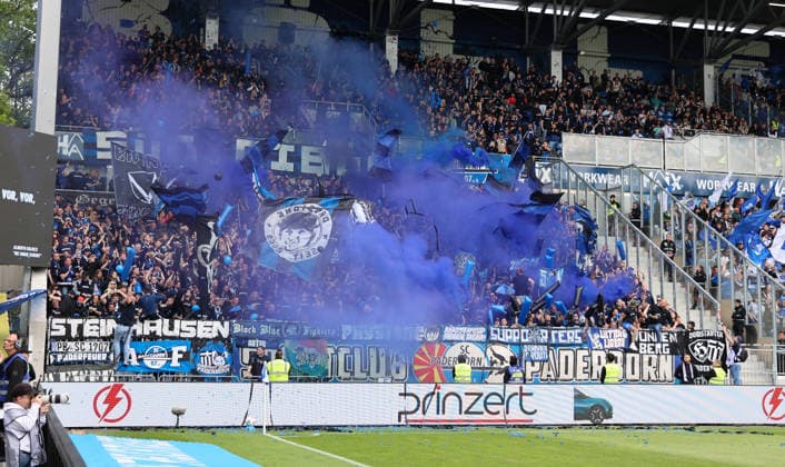 16.05.2026, Fussball 2. Bundesliga, SV Darmstadt 98 - SC Paderborn, v.l., Paderborn-Fans zünden Pyrotechnik, Pyro, Rauch, Feuer, Bengalos, Rauchbomben, pirotecnica, fumo, fuoco, Wunderkerzen DFL DFB REGULATIONS PROHIBIT ANY USE OF PHOTOGRAPHS AS IMAGE SEQUENCES AND OR QUASI-VIDEO. xdcx