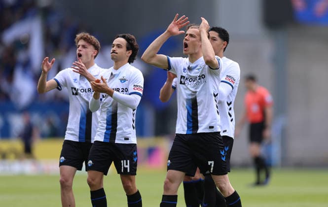 16.05.2026, Fussball 2. Bundesliga, SV Darmstadt 98 - SC Paderborn, v.l., Filip Bilbija (SC Paderborn) gibt Anweisungen, gestikuliert, mit den Armen gestikulieren, gives instructions, gesticulate DFL DFB REGULATIONS PROHIBIT ANY USE OF PHOTOGRAPHS AS IMAGE SEQUENCES AND OR QUASI-VIDEO. xdcx
