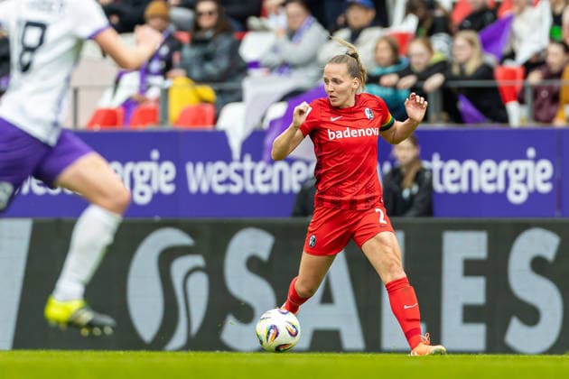 Lisa Karl Club Freiburg) in Aktion, am Ball, Einzelaktion waehrend des Spiels der Frauen Fussball Bundesliga zwischen SGS Essen und Sport-Club Freiburg, Stadion an der Hafenstrasse am 17. May 2026 in Essen, Deutschland. (Foto von Mario Hommes DeFodi Images) +++ Lisa Karl (Sport-Club Freiburg) controls the ball during the Women s Soccer Bundesliga match between SGS Essen and Sport-Club Freiburg at Stadion an der Hafenstrasse on May 17, 2026 in Essen, Germany. (Photo by Mario Hommes DeFodi Images) DFL regulations prohibit any use of photographs as image sequences and or quasi-video. -