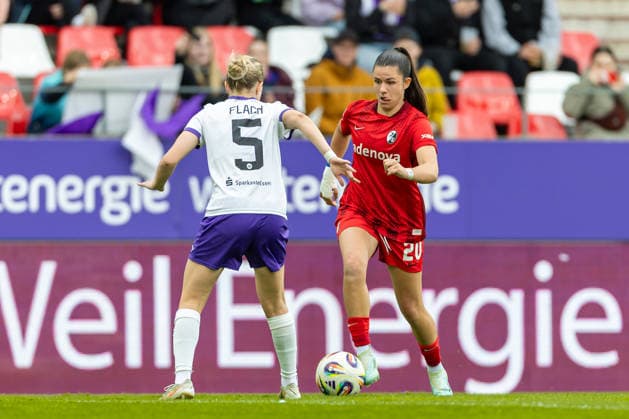 Paula Flach (SGS Essen) und Leela Egli Club Freiburg) im Zweikampf waehrend des Spiels der Frauen Fussball Bundesliga zwischen SGS Essen und Sport-Club Freiburg, Stadion an der Hafenstrasse am 17. May 2026 in Essen, Deutschland. (Foto von Mario Hommes DeFodi Images) +++ Paula Flach (SGS Essen) und Leela Egli (Sport-Club Freiburg) battle for the ball during the Women s Soccer Bundesliga match between SGS Essen and Sport-Club Freiburg at Stadion an der Hafenstrasse on May 17, 2026 in Essen, Germany. (Photo by Mario Hommes DeFodi Images) DFL regulations prohibit any use of photographs as image sequences and or quasi-video. -