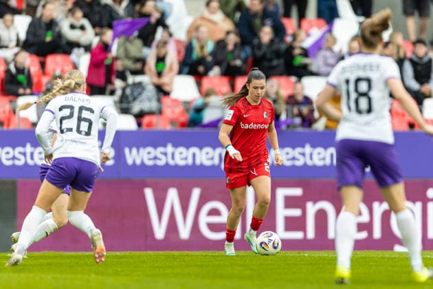 Leela Egli Club Freiburg) in Aktion, am Ball, Einzelaktion waehrend des Spiels der Frauen Fussball Bundesliga zwischen SGS Essen und Sport-Club Freiburg, Stadion an der Hafenstrasse am 17. May 2026 in Essen, Deutschland. (Foto von Mario Hommes DeFodi Images) +++ Leela Egli (Sport-Club Freiburg) controls the ball during the Women s Soccer Bundesliga match between SGS Essen and Sport-Club Freiburg at Stadion an der Hafenstrasse on May 17, 2026 in Essen, Germany. (Photo by Mario Hommes DeFodi Images) DFL regulations prohibit any use of photographs as image sequences and or quasi-video. -
