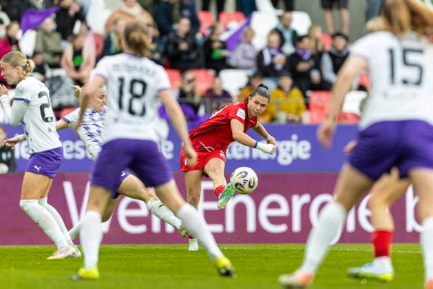 Leela Egli Club Freiburg) in Aktion, am Ball, Einzelaktion waehrend des Spiels der Frauen Fussball Bundesliga zwischen SGS Essen und Sport-Club Freiburg, Stadion an der Hafenstrasse am 17. May 2026 in Essen, Deutschland. (Foto von Mario Hommes DeFodi Images) +++ Leela Egli (Sport-Club Freiburg) controls the ball during the Women s Soccer Bundesliga match between SGS Essen and Sport-Club Freiburg at Stadion an der Hafenstrasse on May 17, 2026 in Essen, Germany. (Photo by Mario Hommes DeFodi Images) DFL regulations prohibit any use of photographs as image sequences and or quasi-video. -