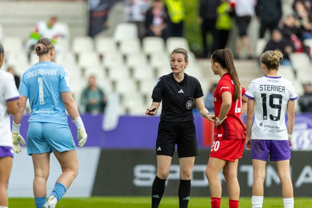 Torwaerterin Kim Sindermann (SGS Essen), Schiedsrichterin Miriam Schwermer und Leela Egli Club Freiburg) diskutieren waehrend des Spiels der Frauen Fussball Bundesliga zwischen SGS Essen und Sport-Club Freiburg, Stadion an der Hafenstrasse am 17. May 2026 in Essen, Deutschland. (Foto von Mario Hommes DeFodi Images) +++ Torwaerterin Kim Sindermann (SGS Essen), Schiedsrichterin Miriam Schwermer und Leela Egli (Sport-Club Freiburg) discusses during the Women s Soccer Bundesliga match between SGS Essen and Sport-Club Freiburg at Stadion an der Hafenstrasse on May 17, 2026 in Essen, Germany. (Photo by Mario Hommes DeFodi Images) DFL regulations prohibit any use of photographs as image sequences and or quasi-video. -