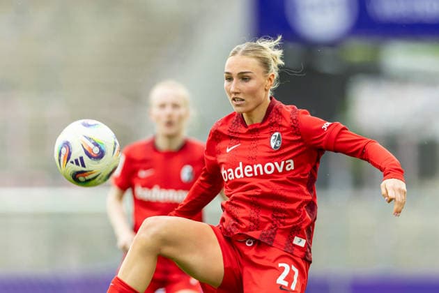 Sophie Nachtigall Club Freiburg) in Aktion, am Ball, Einzelaktion waehrend des Spiels der Frauen Fussball Bundesliga zwischen SGS Essen und Sport-Club Freiburg, Stadion an der Hafenstrasse am 17. May 2026 in Essen, Deutschland. (Foto von Mario Hommes DeFodi Images) +++ Sophie Nachtigall (Sport-Club Freiburg) controls the ball during the Women s Soccer Bundesliga match between SGS Essen and Sport-Club Freiburg at Stadion an der Hafenstrasse on May 17, 2026 in Essen, Germany. (Photo by Mario Hommes DeFodi Images) DFL regulations prohibit any use of photographs as image sequences and or quasi-video. -