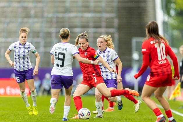 Beke Sterner (SGS Essen) und Lisa Karl Club Freiburg) im Zweikampf waehrend des Spiels der Frauen Fussball Bundesliga zwischen SGS Essen und Sport-Club Freiburg, Stadion an der Hafenstrasse am 17. May 2026 in Essen, Deutschland. (Foto von Mario Hommes DeFodi Images) +++ Beke Sterner (SGS Essen) und Lisa Karl (Sport-Club Freiburg) battle for the ball during the Women s Soccer Bundesliga match between SGS Essen and Sport-Club Freiburg at Stadion an der Hafenstrasse on May 17, 2026 in Essen, Germany. (Photo by Mario Hommes DeFodi Images) DFL regulations prohibit any use of photographs as image sequences and or quasi-video. -