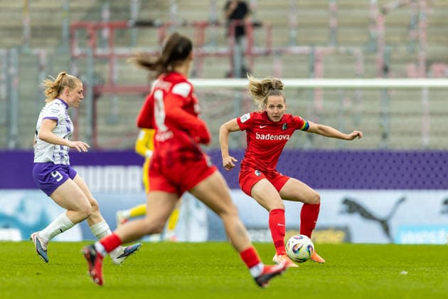 Lisa Karl Club Freiburg) in Aktion, am Ball, Einzelaktion waehrend des Spiels der Frauen Fussball Bundesliga zwischen SGS Essen und Sport-Club Freiburg, Stadion an der Hafenstrasse am 17. May 2026 in Essen, Deutschland. (Foto von Mario Hommes DeFodi Images) +++ Lisa Karl (Sport-Club Freiburg) controls the ball during the Women s Soccer Bundesliga match between SGS Essen and Sport-Club Freiburg at Stadion an der Hafenstrasse on May 17, 2026 in Essen, Germany. (Photo by Mario Hommes DeFodi Images) DFL regulations prohibit any use of photographs as image sequences and or quasi-video. -