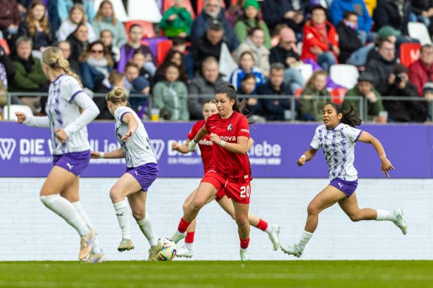 Leela Egli Club Freiburg) in Aktion, am Ball, Einzelaktion waehrend des Spiels der Frauen Fussball Bundesliga zwischen SGS Essen und Sport-Club Freiburg, Stadion an der Hafenstrasse am 17. May 2026 in Essen, Deutschland. (Foto von Mario Hommes DeFodi Images) +++ Leela Egli (Sport-Club Freiburg) controls the ball during the Women s Soccer Bundesliga match between SGS Essen and Sport-Club Freiburg at Stadion an der Hafenstrasse on May 17, 2026 in Essen, Germany. (Photo by Mario Hommes DeFodi Images) DFL regulations prohibit any use of photographs as image sequences and or quasi-video. -
