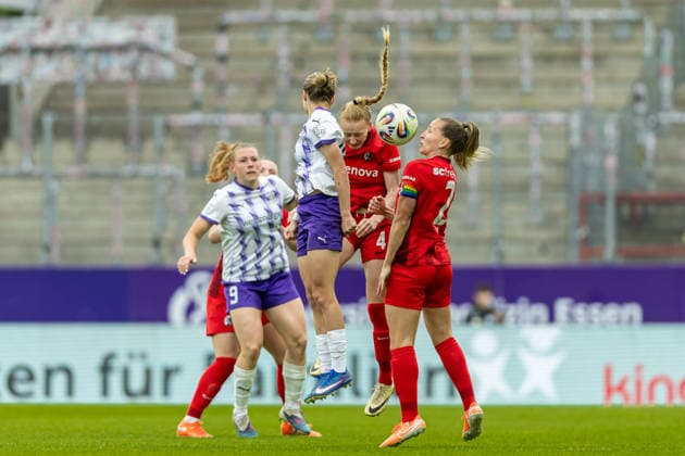 Paula Flach (SGS Essen), Meret Felde Club Freiburg) und Lisa Karl (Sport-Club Freiburg) im Zweikampf waehrend des Spiels der Frauen Fussball Bundesliga zwischen SGS Essen und Sport-Club Freiburg, Stadion an der Hafenstrasse am 17. May 2026 in Essen, Deutschland. (Foto von Mario Hommes DeFodi Images) +++ Paula Flach (SGS Essen), Meret Felde (Sport-Club Freiburg) und Lisa Karl (Sport-Club Freiburg) battle for the ball during the Women s Soccer Bundesliga match between SGS Essen and Sport-Club Freiburg at Stadion an der Hafenstrasse on May 17, 2026 in Essen, Germany. (Photo by Mario Hommes DeFodi Images) DFL regulations prohibit any use of photographs as image sequences and or quasi-video. -