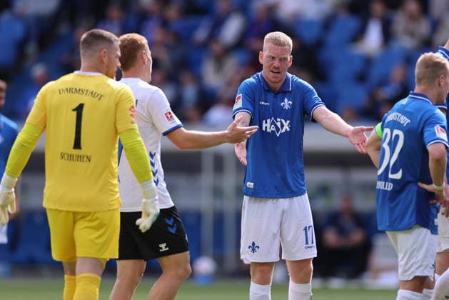 16.05.2026, Fussball 2. Bundesliga, SV Darmstadt 98 - SC Paderborn, v.l., Kai Klefisch (SV Darmstadt 98) gibt Anweisungen, gestikuliert, mit den Armen gestikulieren, gives instructions, gesticulate DFL DFB REGULATIONS PROHIBIT ANY USE OF PHOTOGRAPHS AS IMAGE SEQUENCES AND OR QUASI-VIDEO. xdcx