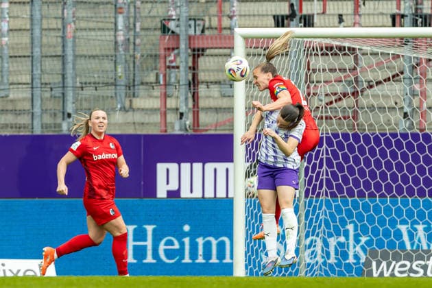 Lisa Karl Club Freiburg) und Leonie Koepp (SGS Essen) im Zweikampf waehrend des Spiels der Frauen Fussball Bundesliga zwischen SGS Essen und Sport-Club Freiburg, Stadion an der Hafenstrasse am 17. May 2026 in Essen, Deutschland. (Foto von Mario Hommes DeFodi Images) +++ Lisa Karl (Sport-Club Freiburg) und Leonie Koepp (SGS Essen) battle for the ball during the Women s Soccer Bundesliga match between SGS Essen and Sport-Club Freiburg at Stadion an der Hafenstrasse on May 17, 2026 in Essen, Germany. (Photo by Mario Hommes DeFodi Images) DFL regulations prohibit any use of photographs as image sequences and or quasi-video. -