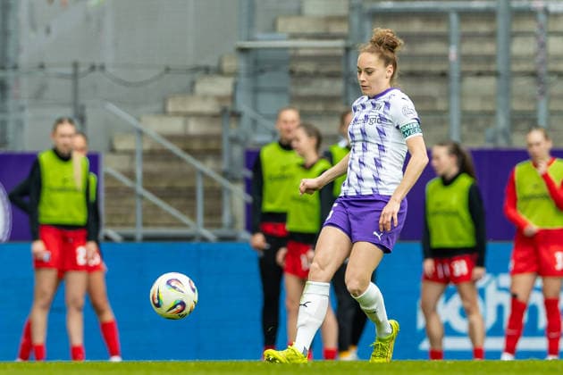 Jaqueline Meissner (SGS Essen) in Aktion, am Ball, Einzelaktion waehrend des Spiels der Frauen Fussball Bundesliga zwischen SGS Essen und Club Freiburg, Stadion an der Hafenstrasse am 17. May 2026 in Essen, Deutschland. (Foto von Mario Hommes DeFodi Images) +++ Jaqueline Meissner (SGS Essen) controls the ball during the Women s Soccer Bundesliga match between SGS Essen and Sport-Club Freiburg at Stadion an der Hafenstrasse on May 17, 2026 in Essen, Germany. (Photo by Mario Hommes DeFodi Images) DFL regulations prohibit any use of photographs as image sequences and or quasi-video. -