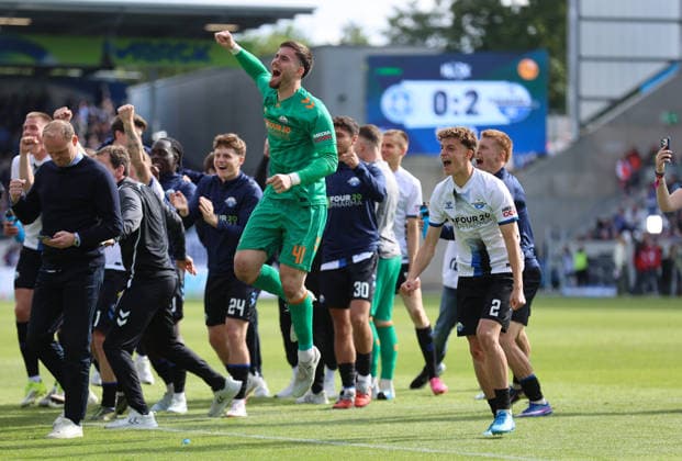 16.05.2026, Fussball 2. Bundesliga, SV Darmstadt 98 - SC Paderborn, v.l., Paderborn-Spieler jubelnd bejubelt jubelt jubeln celebrate nach dem Abpfiff in Hannover, Paderborn spielt in der Relegation um den Aufstieg in die Bundesliga, Torwart Dennis Seimen (SC Paderborn), Ruben Müller (SC Paderborn) DFL DFB REGULATIONS PROHIBIT ANY USE OF PHOTOGRAPHS AS IMAGE SEQUENCES AND OR QUASI-VIDEO. xdcx