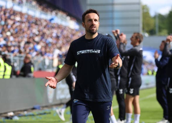 16.05.2026, Fussball 2. Bundesliga, SV Darmstadt 98 - SC Paderborn, v.l., Trainer Ralf Kettemann (SC Paderborn) gibt Anweisungen, gestikuliert, mit den Armen gestikulieren, gives instructions, gesticulate DFL DFB REGULATIONS PROHIBIT ANY USE OF PHOTOGRAPHS AS IMAGE SEQUENCES AND OR QUASI-VIDEO. xdcx