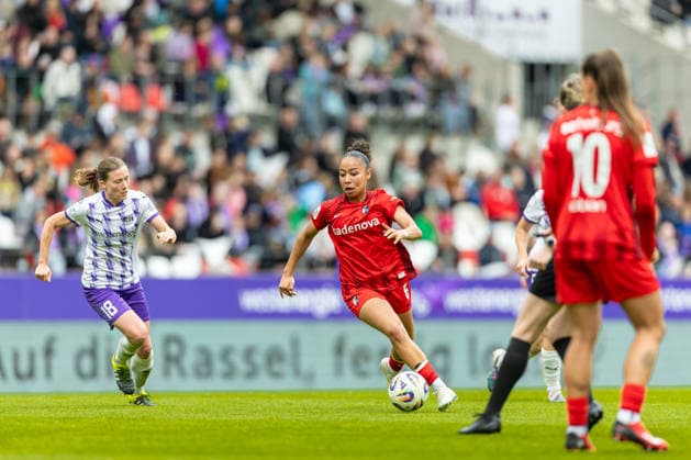 Nicole Ojukwu Club Freiburg) in Aktion, am Ball, Einzelaktion waehrend des Spiels der Frauen Fussball Bundesliga zwischen SGS Essen und Sport-Club Freiburg, Stadion an der Hafenstrasse am 17. May 2026 in Essen, Deutschland. (Foto von Mario Hommes DeFodi Images) +++ Nicole Ojukwu (Sport-Club Freiburg) controls the ball during the Women s Soccer Bundesliga match between SGS Essen and Sport-Club Freiburg at Stadion an der Hafenstrasse on May 17, 2026 in Essen, Germany. (Photo by Mario Hommes DeFodi Images) DFL regulations prohibit any use of photographs as image sequences and or quasi-video. -