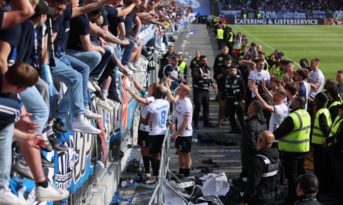 16.05.2026, Fussball 2. Bundesliga, SV Darmstadt 98 - SC Paderborn, v.l., Paderborn-Spieler jubelnd bejubelt jubelt jubeln celebrate nach dem Abpfiff in Hannover, Paderborn spielt in der Relegation um den Aufstieg in die Bundesliga DFL DFB REGULATIONS PROHIBIT ANY USE OF PHOTOGRAPHS AS IMAGE SEQUENCES AND OR QUASI-VIDEO. xdcx