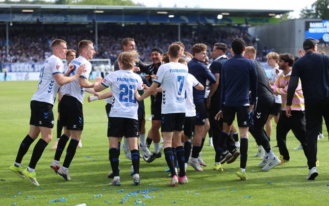 16.05.2026, Fussball 2. Bundesliga, SV Darmstadt 98 - SC Paderborn, v.l., Paderborn-Spieler jubelnd bejubelt jubelt jubeln celebrate nach dem Abpfiff in Hannover, Paderborn spielt in der Relegation um den Aufstieg in die Bundesliga DFL DFB REGULATIONS PROHIBIT ANY USE OF PHOTOGRAPHS AS IMAGE SEQUENCES AND OR QUASI-VIDEO. xdcx