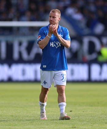 16.05.2026, Fussball 2. Bundesliga, SV Darmstadt 98 - SC Paderborn, v.l., Fabian Holland (SV Darmstadt 98) bedankt sich bei den Fans, bedanken, Dank, Mannschaft nach dem Spiel, after the match, bedankt sich bei den Fans, applauds the fans und beendet seine Karriere nach 12 Jahren in Darmstadt DFL DFB REGULATIONS PROHIBIT ANY USE OF PHOTOGRAPHS AS IMAGE SEQUENCES AND OR QUASI-VIDEO. xdcx