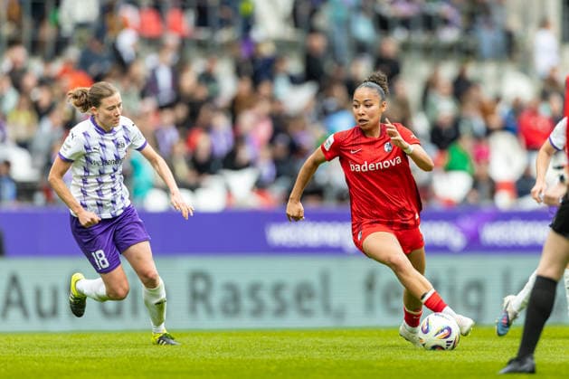 Nicole Ojukwu Club Freiburg) in Aktion, am Ball, Einzelaktion waehrend des Spiels der Frauen Fussball Bundesliga zwischen SGS Essen und Sport-Club Freiburg, Stadion an der Hafenstrasse am 17. May 2026 in Essen, Deutschland. (Foto von Mario Hommes DeFodi Images) +++ Nicole Ojukwu (Sport-Club Freiburg) controls the ball during the Women s Soccer Bundesliga match between SGS Essen and Sport-Club Freiburg at Stadion an der Hafenstrasse on May 17, 2026 in Essen, Germany. (Photo by Mario Hommes DeFodi Images) DFL regulations prohibit any use of photographs as image sequences and or quasi-video. -
