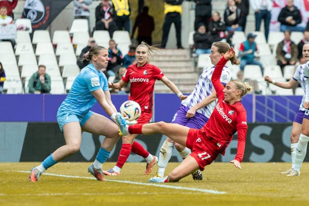 Torwaerterin Kim Sindermann (SGS Essen) und Sophie Nachtigall Club Freiburg) im Zweikampf waehrend des Spiels der Frauen Fussball Bundesliga zwischen SGS Essen und Sport-Club Freiburg, Stadion an der Hafenstrasse am 17. May 2026 in Essen, Deutschland. (Foto von Mario Hommes DeFodi Images) +++ Torwaerterin Kim Sindermann (SGS Essen) und Sophie Nachtigall (Sport-Club Freiburg) battle for the ball during the Women s Soccer Bundesliga match between SGS Essen and Sport-Club Freiburg at Stadion an der Hafenstrasse on May 17, 2026 in Essen, Germany. (Photo by Mario Hommes DeFodi Images) DFL regulations prohibit any use of photographs as image sequences and or quasi-video. -