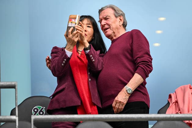 2. Bundesliga - Hannover 96 - 1. FC Nürnberg am 17.05.2026 in der HDI Arena in Hannover Der ehemalige Bundeskanzler Gerhard Schröder (81) und seine Ehefrau Kim So-yeon (55) im Stadion