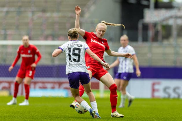 Beke Sterner (SGS Essen) und Meret Felde Club Freiburg) im Zweikampf waehrend des Spiels der Frauen Fussball Bundesliga zwischen SGS Essen und Sport-Club Freiburg, Stadion an der Hafenstrasse am 17. May 2026 in Essen, Deutschland. (Foto von Mario Hommes DeFodi Images) +++ Beke Sterner (SGS Essen) und Meret Felde (Sport-Club Freiburg) battle for the ball during the Women s Soccer Bundesliga match between SGS Essen and Sport-Club Freiburg at Stadion an der Hafenstrasse on May 17, 2026 in Essen, Germany. (Photo by Mario Hommes DeFodi Images) DFL regulations prohibit any use of photographs as image sequences and or quasi-video. -